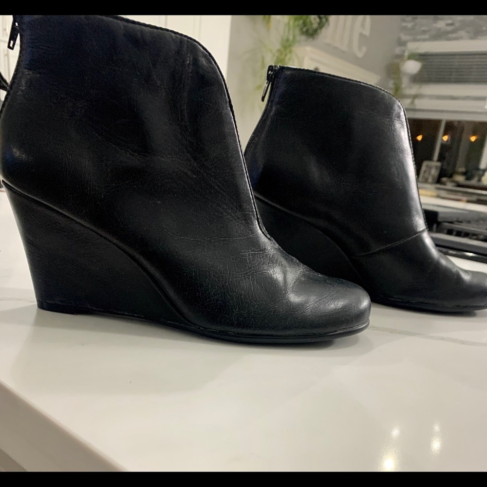 Aerosoles - Plum Drum Wedge Ankle Booties (black)